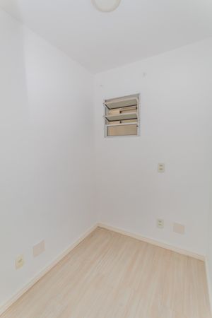 Image 11 - 884200