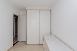 Image 18 - 884200