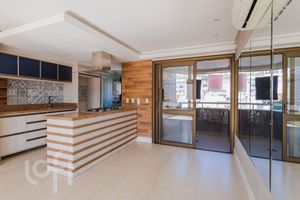 Image 8 - 884207