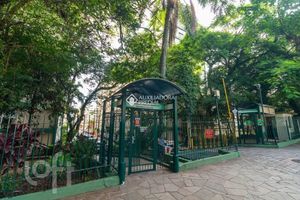 Image 17 - 884208