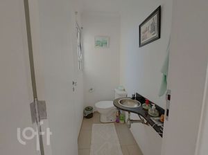Image 8 - 884209