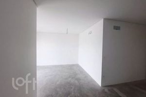 Image 21 - 884215