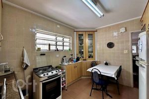 Image 10 - 884216