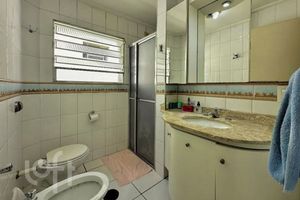 Image 17 - 884216