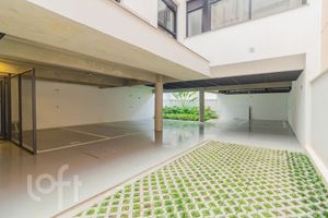 Image 18 - 884226