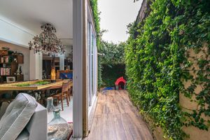 Image 4 - 884227
