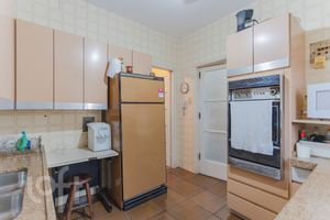Image 19 - 884232