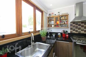 Image 11 - 884255