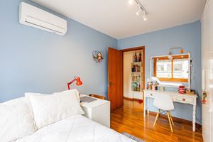 Image 19 - 884255