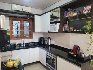 Image 8 - 884272