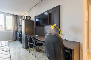 Image 32 - 884273