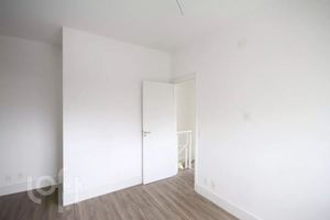 Image 15 - 884298