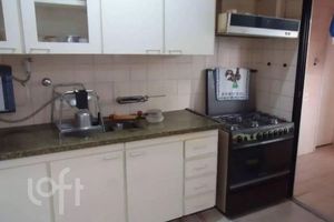 Image 6 - 884300