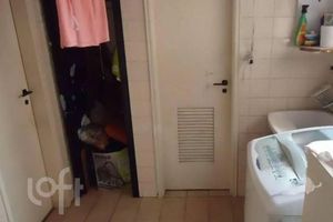 Image 8 - 884300