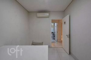 Image 10 - 884302