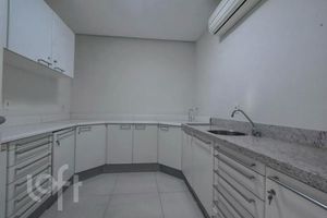 Image 16 - 884302