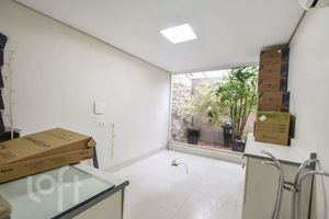 Image 21 - 884302
