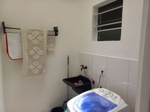 Image 4 - 884305
