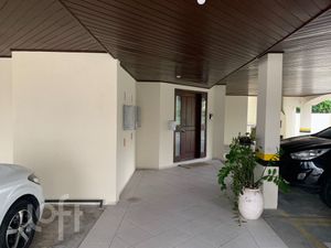 Image 1 - 884316