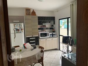 Image 8 - 884316