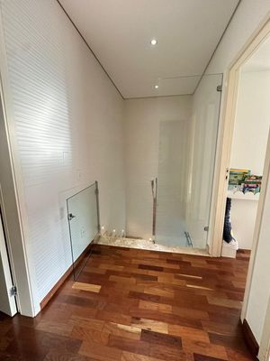 Image 16 - 884317