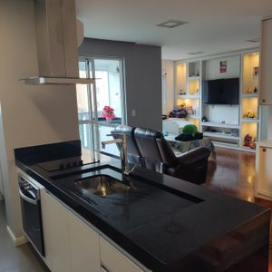 Image 1 - 884335