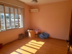 Image 4 - 884339