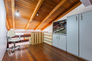 Image 18 - 884346