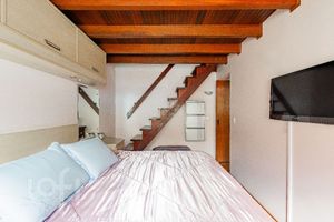 Image 16 - 884346
