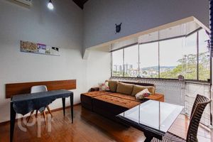 Image 22 - 884346