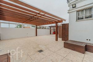 Image 21 - 884357