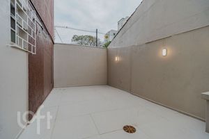Image 6 - 884357