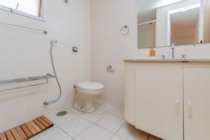 Image 11 - 884371