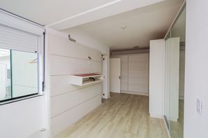 Image 18 - 884374