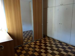 Image 4 - 884379