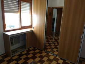 Image 5 - 884379