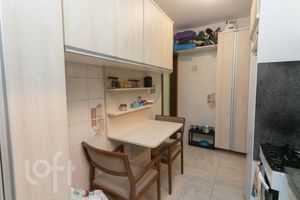 Image 8 - 884385