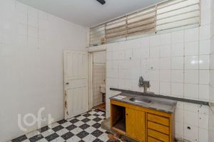 Image 4 - 884396