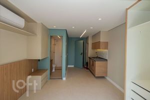 Image 7 - 884409