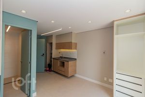 Image 6 - 884409