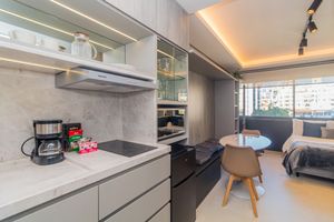 Image 10 - 884424