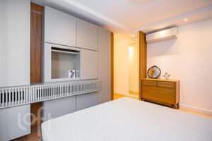 Image 18 - 884431