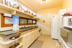 Image 18 - 884446