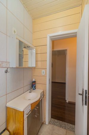 Image 8 - 884475