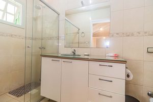 Image 17 - 884475