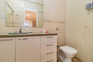 Image 18 - 884475