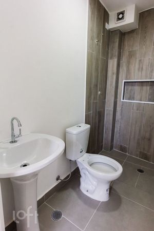 Image 9 - 884500