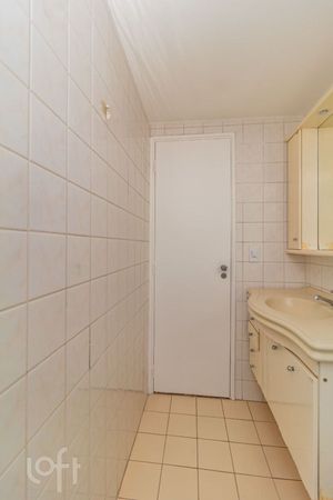 Image 17 - 884504