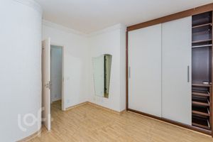 Image 22 - 884508