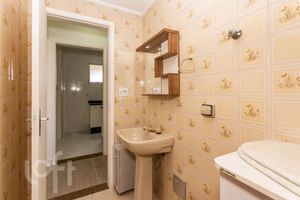 Image 11 - 884510